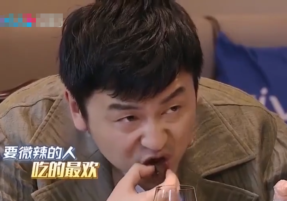 雷佳音录节目吃鸭脖,被辣出了表情包!