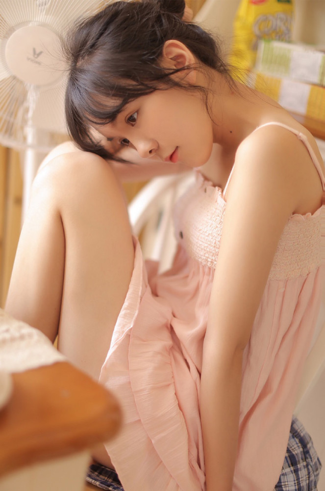 美女写真:粉嫩吊带裙美女,清纯可爱迷人