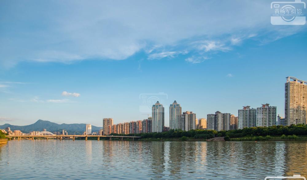 赣州章江的微波粼粼,傍晚美丽的城市风光