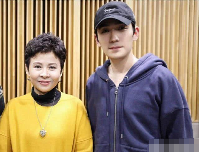 56岁董文华搭档艺人朱一龙,如今歌声依旧嘹亮,合作别有一番"滋味"!
