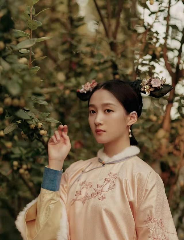 关晓彤尝试清宫造型,粉色刺绣旗袍搭旗头,甜如旧时光少女