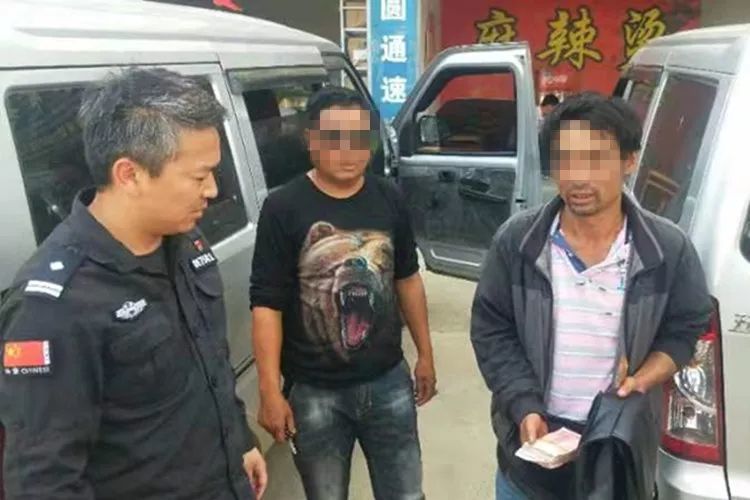 保山:忘在车上的2万现金