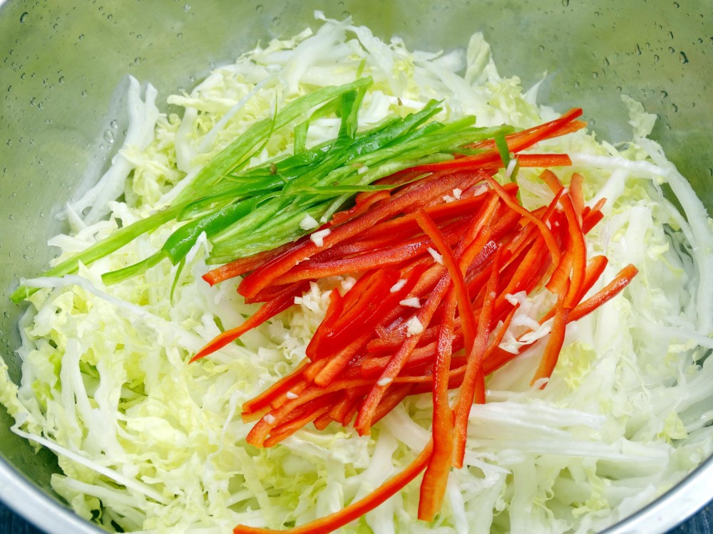 这道家家都爱吃的凉拌大白菜主要是酸爽的口味,一定要现吃现拌才好吃