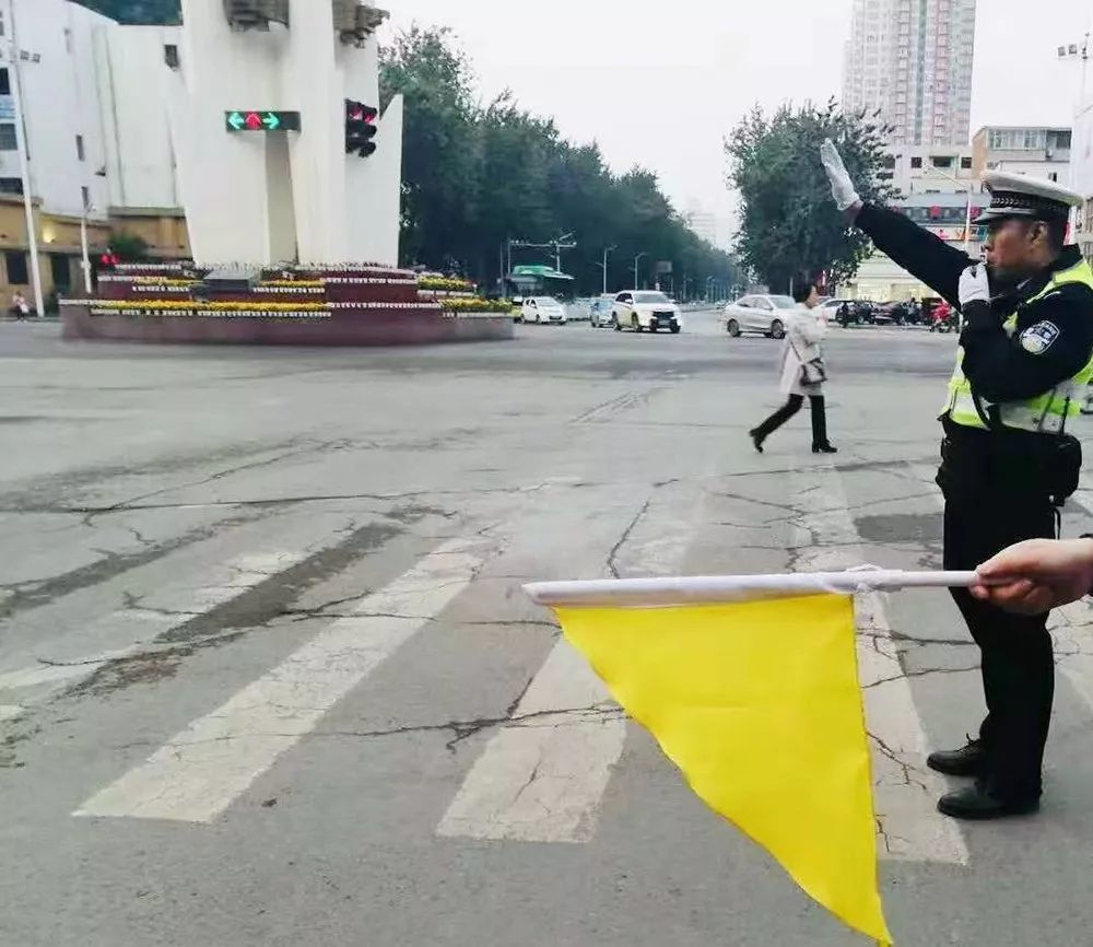 行人和非机动车驾驶人违法需持小黄旗执勤……公安机关强力整治城区