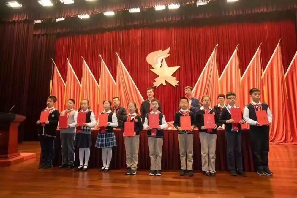 市少代会上的建邺少先队员和辅导员们!