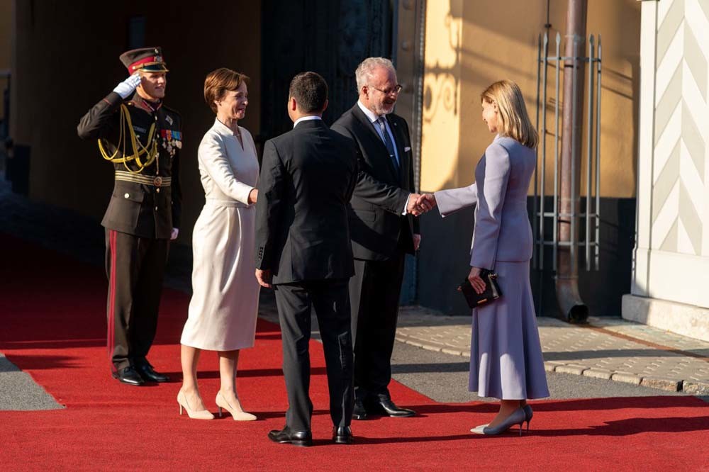 乌总统出访拉脱维亚合照时不知所措,被夫人瞪一眼乖乖