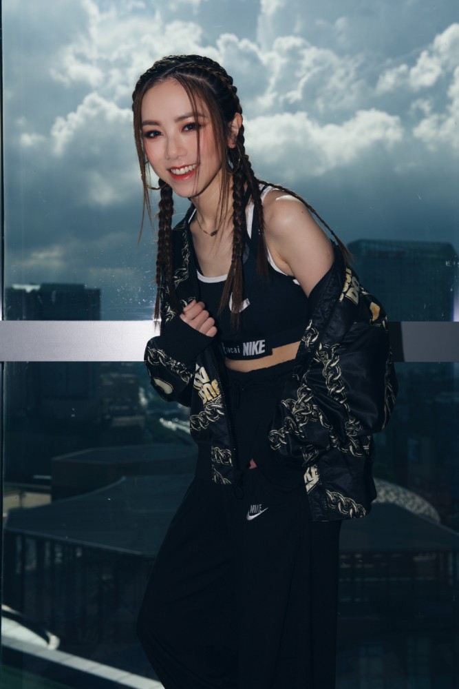 邓紫棋越穿越"瘦"!从皮裤女王到霸气御姐,小个子女生的蜕变
