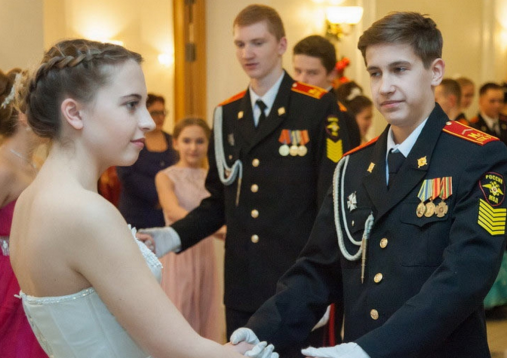 俄罗斯少年军校,每年定期举行活动舞会,用意到底是什么?