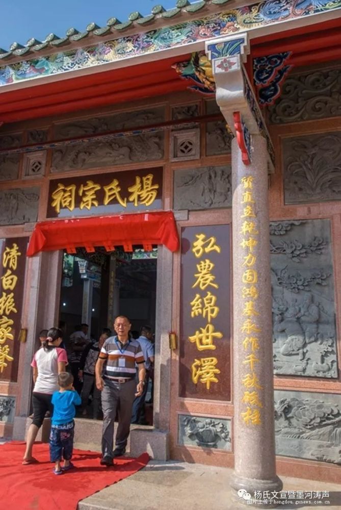 而我们杨氏宗祠更是利用这些柱子,刻上对联,以记载我们杨家的历史和