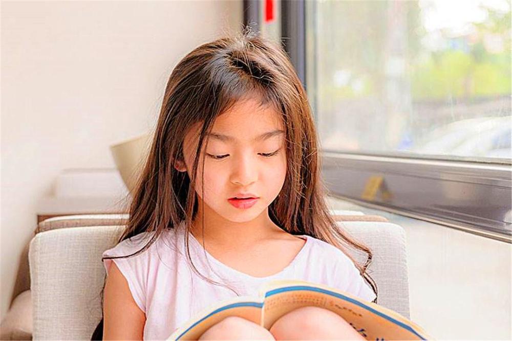 6岁女孩走红,因太美被质疑整过容,看到孩子父母,谣言不攻自破