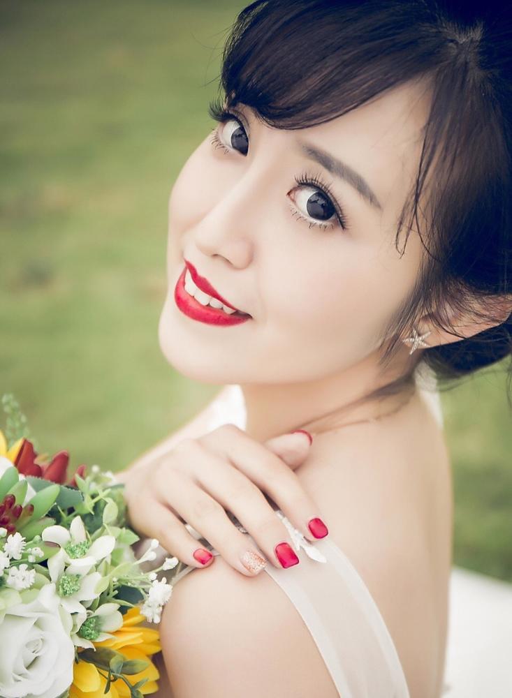 成熟女人,精致妆容,显白大红唇