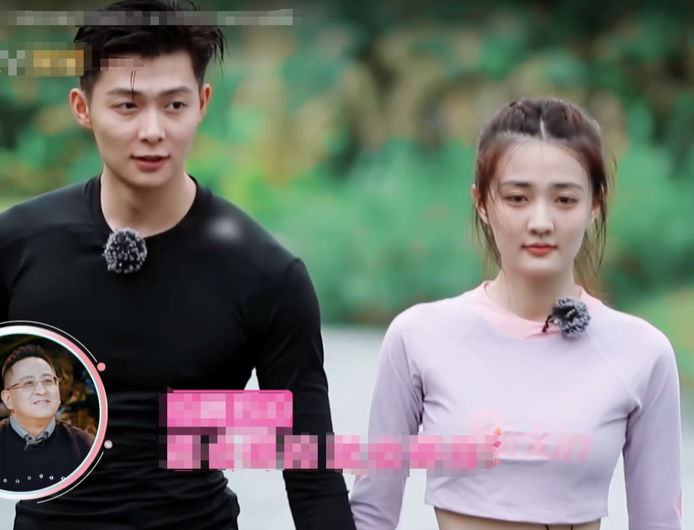 徐璐张铭恩牵手去游泳,有谁注意徐爸爸的表情?网友:妥妥吃醋了