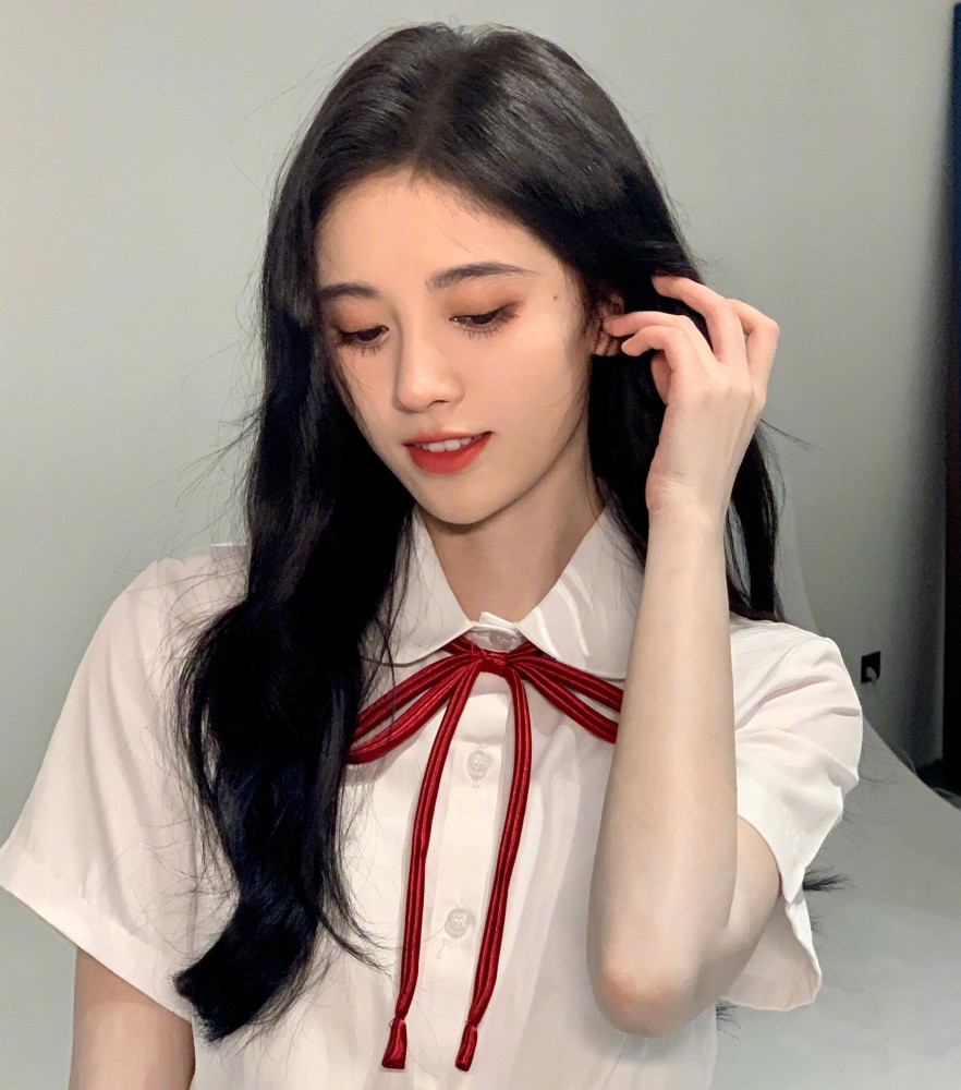 有种不敢信叫鞠婧祎,25岁穿学生装,看清正脸后,也太有