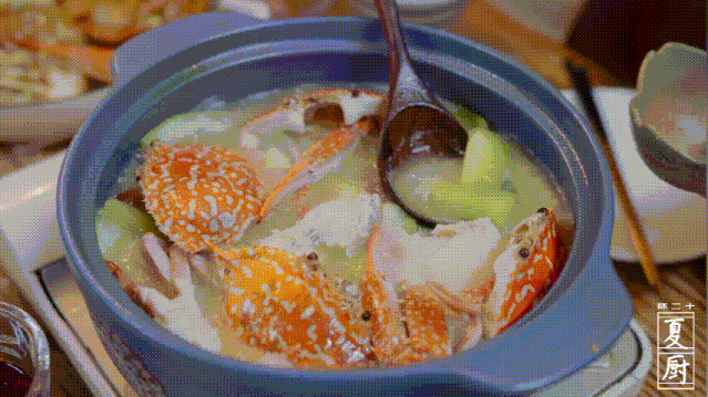 少许食盐放入油锅中,大火炒8分钟 收:加入半碗水,把炸好的螃蟹放入锅