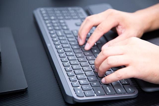 罗技mx keys键盘:应对多设备桌面多设备输入需求