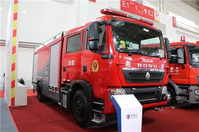 反超进口车 中国重汽闪耀第18届消防展