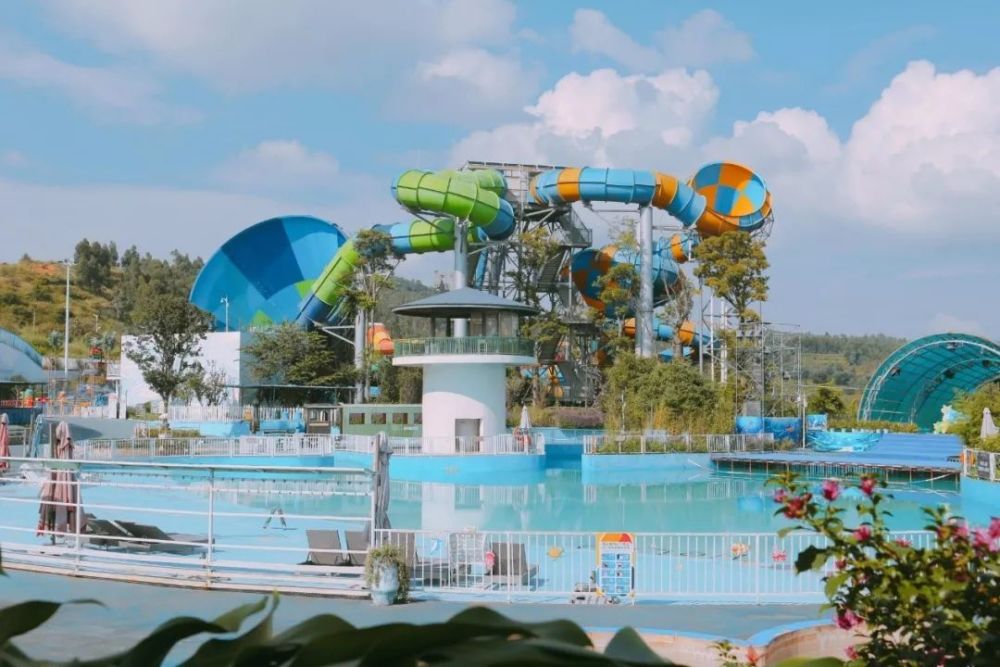 华侨城温泉水公园位于圣托里尼度假小镇中段,由欧式水疗馆,室外坡地