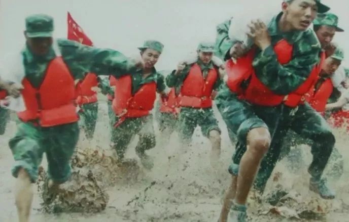 1998年抗洪救灾,六连官兵奋战在一线.