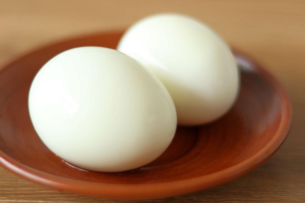 白水煮鸡蛋时,别傻傻只会用冷水激,多加"1步",壳一碰就掉!