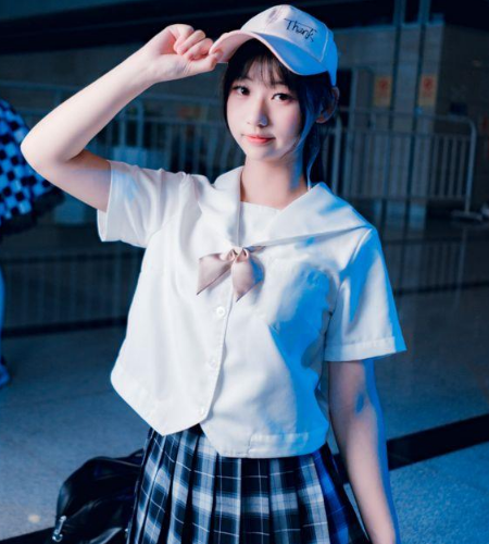 日系高校清纯双马尾美女,身穿制服可爱迷人