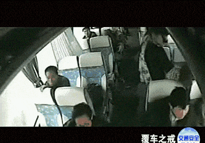 大货车与小货车相撞幸亏系了安全带