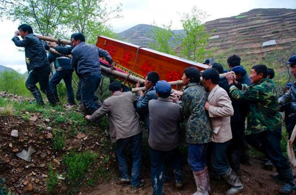 在农村,为什么出殡时需要几十个人抬棺材?看完长见识了