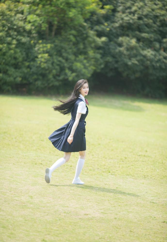 草地上奔跑的女孩,长发飘逸灵动极了