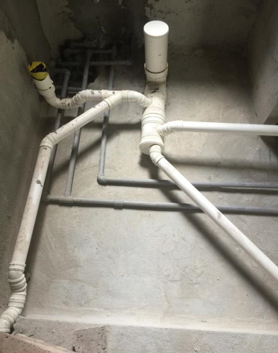 多管同排必须使用斜三通,以防止水流倒冒,如下图 五,下沉式卫生间要用