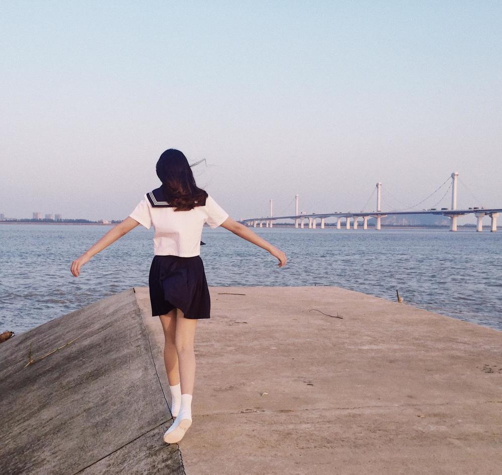江边的水手服少女,背影就足以清丽美妙