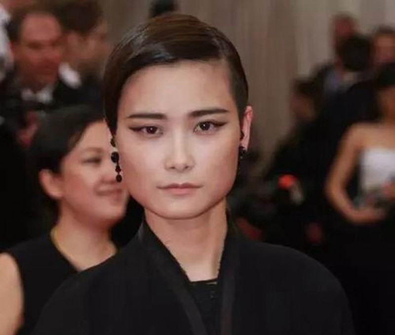 这眉毛,这眼线,这脸形,李宇春你其实是男扮女装的吧!