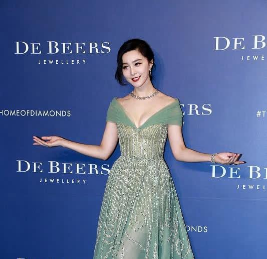 范冰冰出席活动,一袭拖尾长裙美成仙,网友:模特