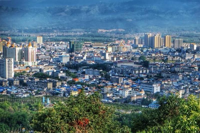云南最大的口岸城市瑞丽,跟缅甸对岸城市比起来,反差真的很大
