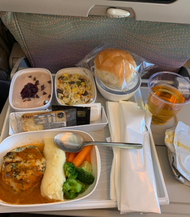 坐飞机空姐推出的餐车里有啥?网友晒出的飞机餐照片让