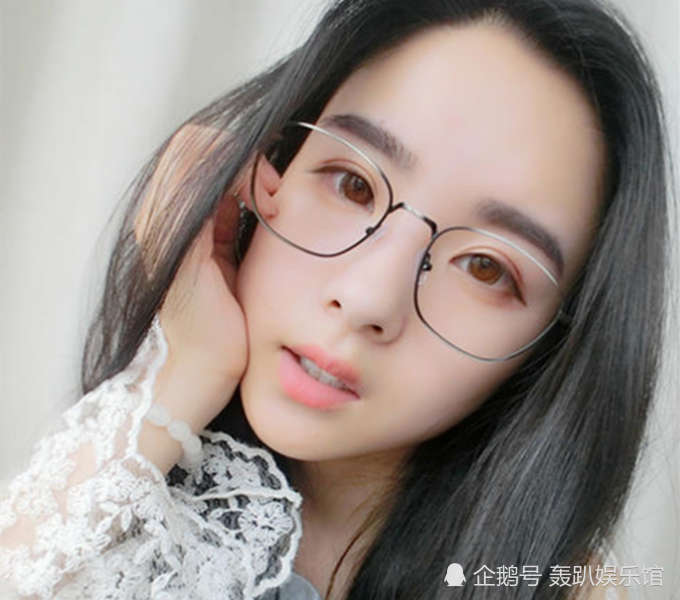 女孩子长期戴眼镜,颜值会有"3变化",90后:后悔知道太晚