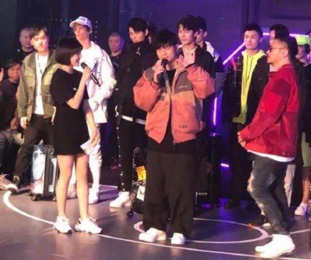 别怪林更新偷瞄周杰伦,圈里明星大多是他的粉丝,包括"