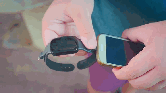 这手环能让你从别人的手机里“偷电”给自己充