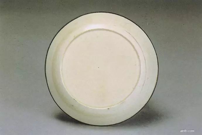 下面以台北故宫藏品为主,展示部分金装定窑(未特别注明者,为台北故宫