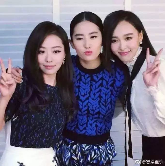 杨幂不断换闺蜜,而刘亦菲始终那两个,和舒畅逛街认证17年姐妹情