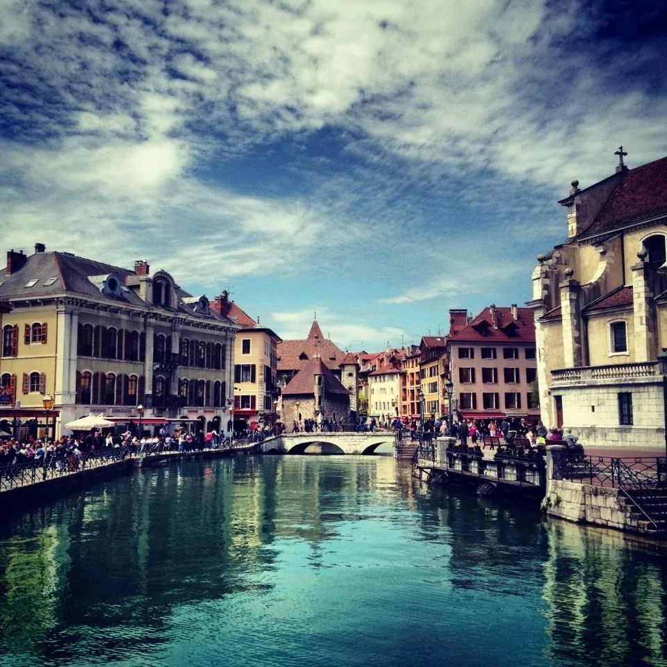 安纳西(annecy)是法国阿尔卑斯山区最美丽的小镇,地处阿尔卑斯山区