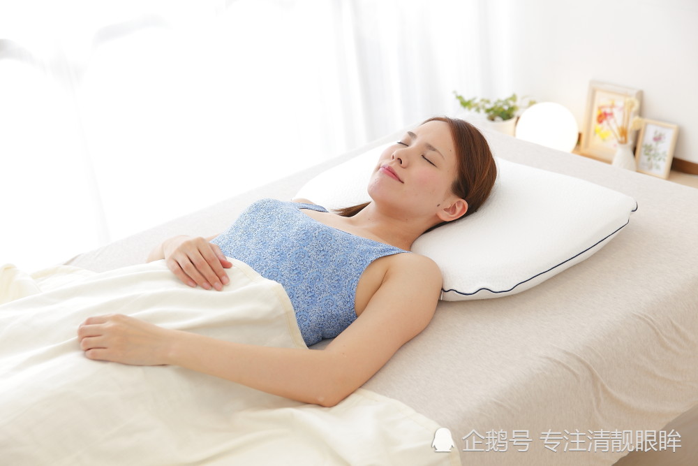 女性睡觉用"仰卧分腿"姿势,五大好处不请自来,但多数人会害羞