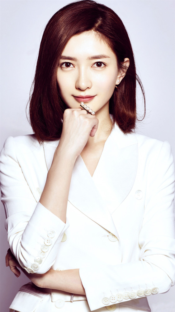江疏影美图:纯白西装略显女性的高贵!