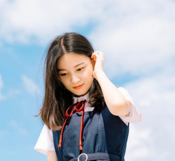 清新可爱,唯美青春气息十足的蓝色制服美女户外活力写真