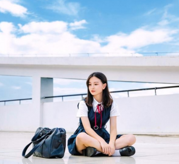 清新可爱,唯美青春气息十足的蓝色制服美女户外活力写真