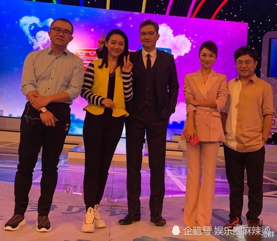 周群亮相《爱情保卫战》,主持人全体出镜,网友质疑嘉宾"演戏"