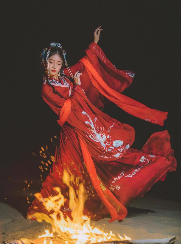 篝火旁的古装少女,红衣似火