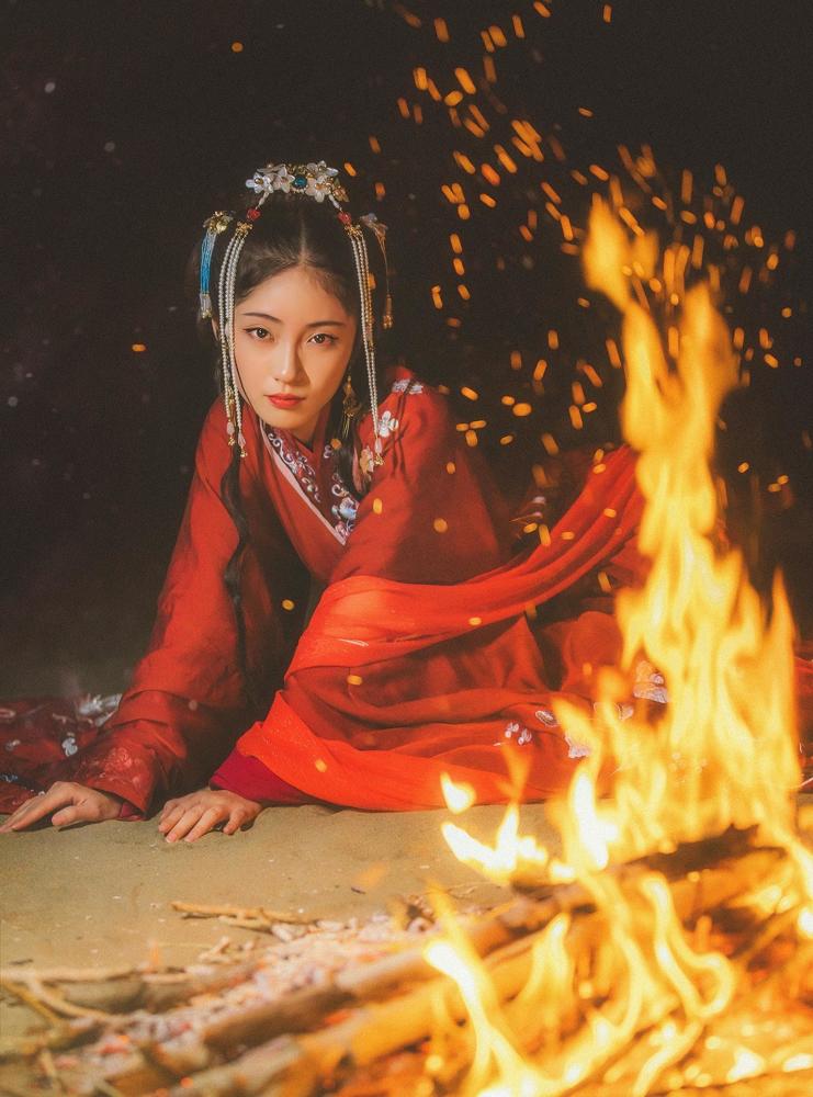 篝火旁的古装少女,红衣似火