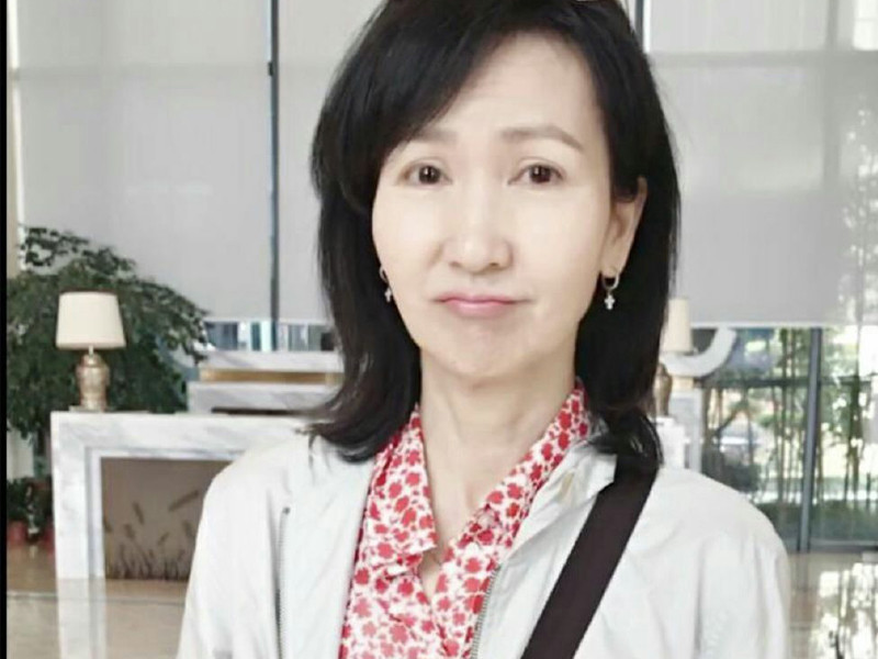 "小青"近照,61岁仍气质优雅,2嫁富商却未生一子