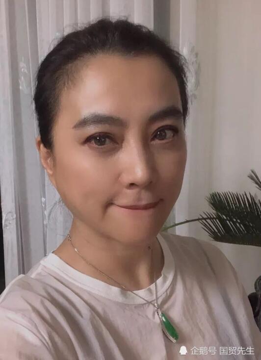 56岁李玲玉素颜近照曝光,昔日"甜歌皇后"如今不化妆变成这样了