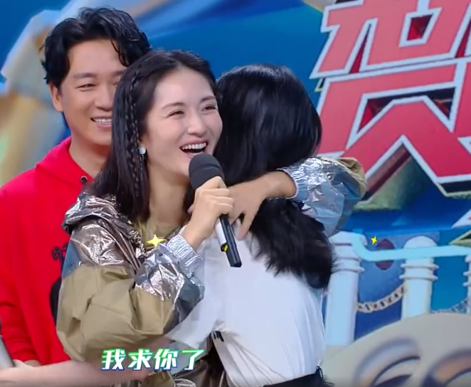继和张杰的绯闻后,张碧晨再次和谢娜同框,两人的举动引起粉丝们热议