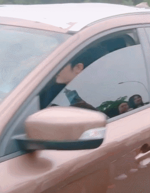 不过能够把车轻车熟路地开过人群,粉丝们也纷纷调侃说肖战果然是"